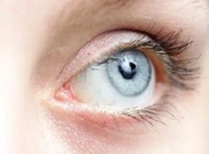 Chip for Eye Implants Could Run for a Year on Millimeter Sized Battery Chip for Eye Implants Could Run for a Year on Millimeter Sized Battery