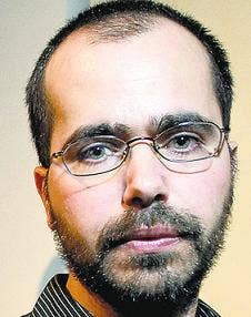 camera-back-of-head-wafaa-bilal