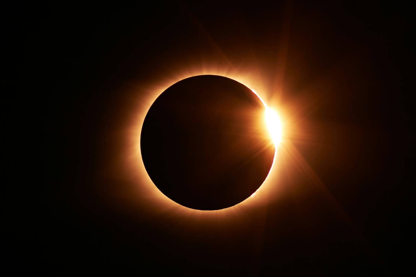 Moon eclipses the sun, looking like a diamond ring
