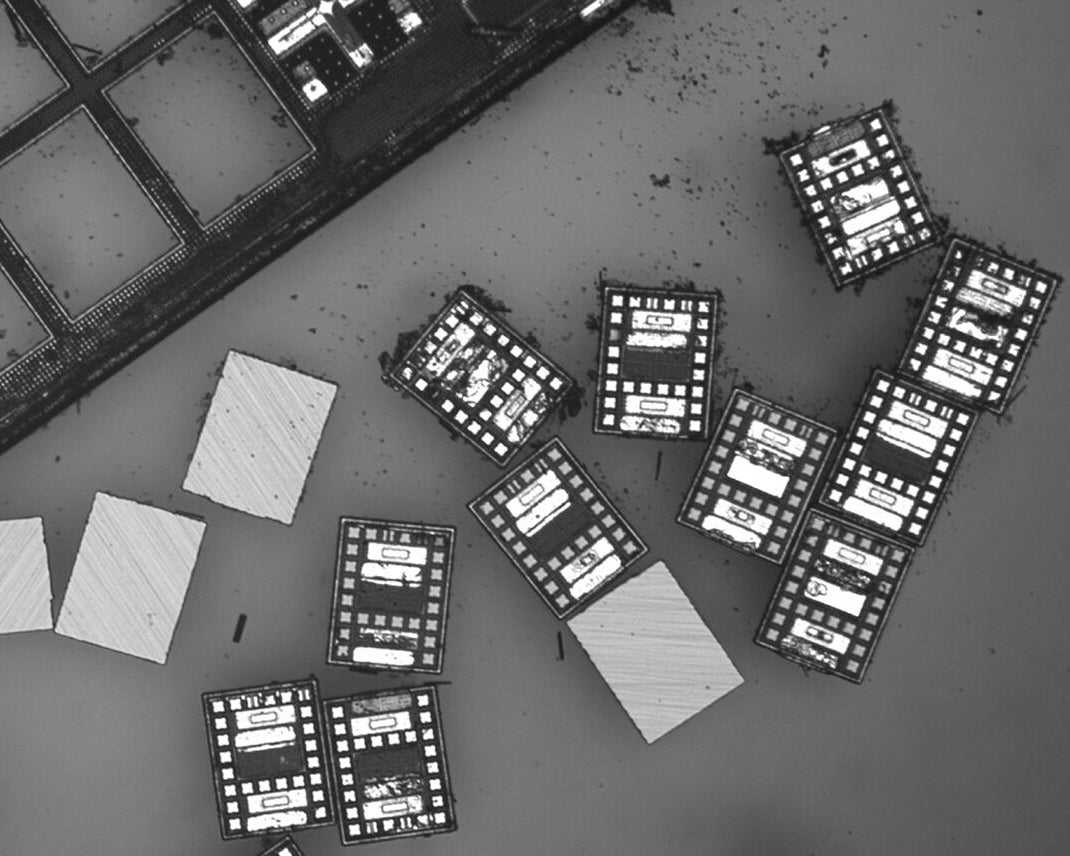 Microscopic robots that can sense temperature and move autonomously