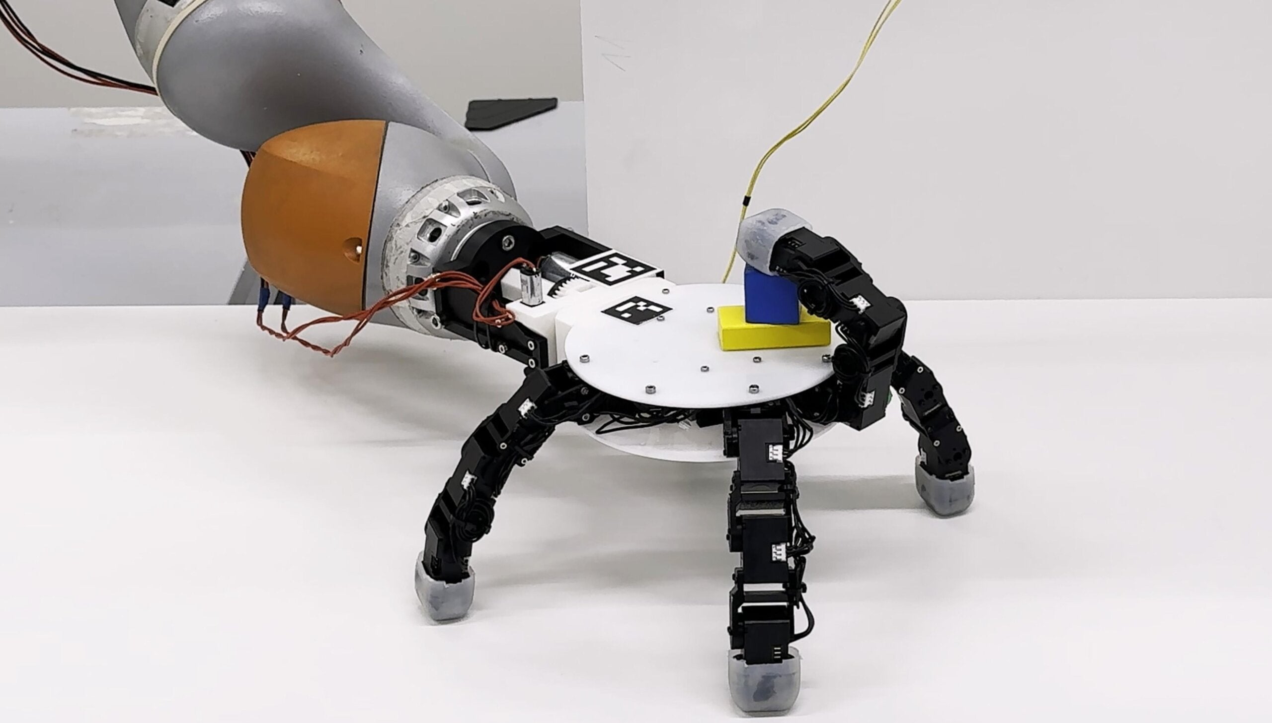 Detachable robotic hand