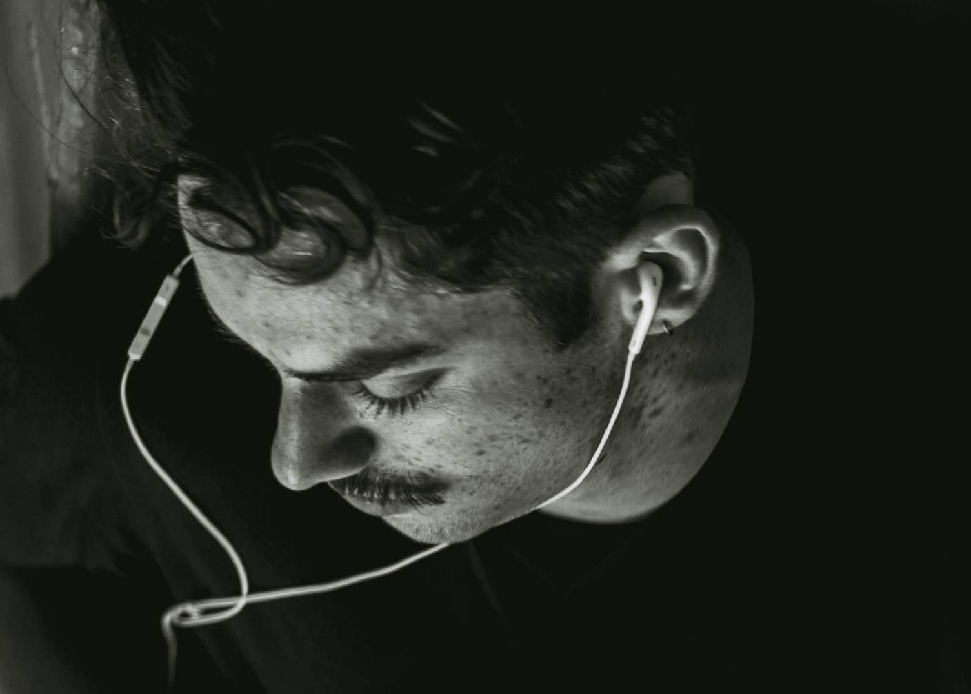 The Fully Anesthetized Brain Can Still Track a Podcast A man wearing wired earbuds with eyes closed