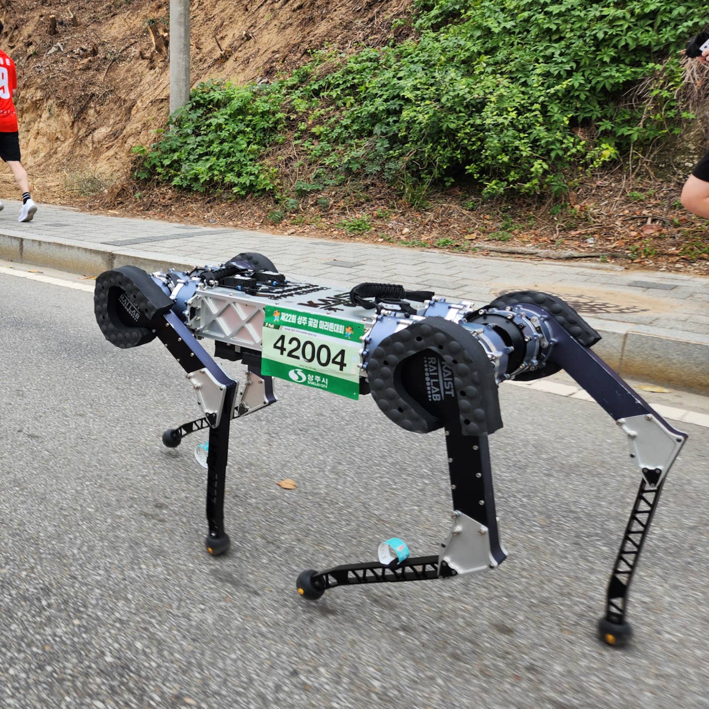 This Robot Dog Crushed a Marathon Without Stopping to Recharge This Robot Dog Crushed a Marathon Without Stopping to Recharge