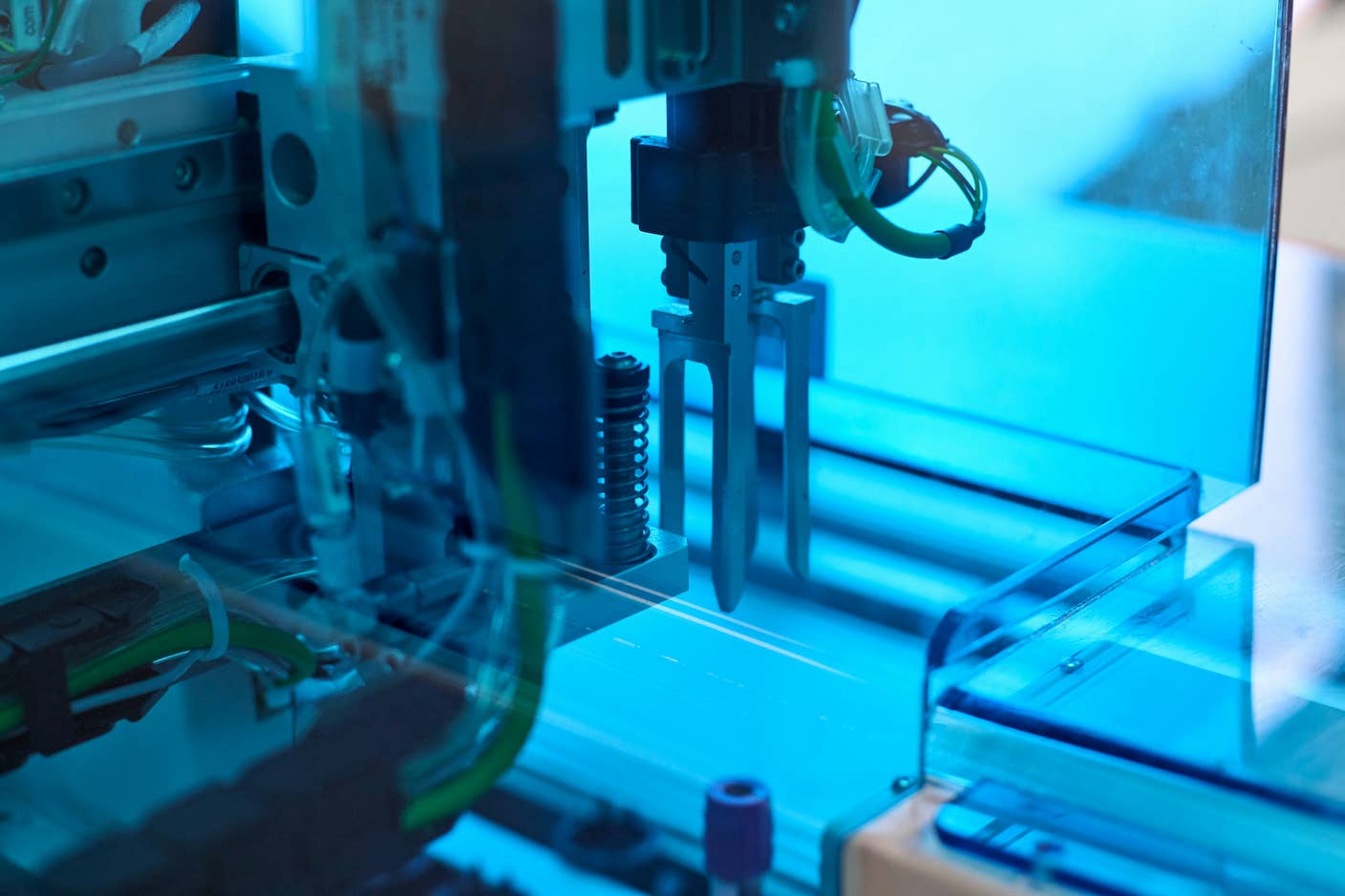 Anthropic’s Claude Can Now Autonomously Run Science Experiments With Lab Equipment A robotic arm for moving samples in the lab