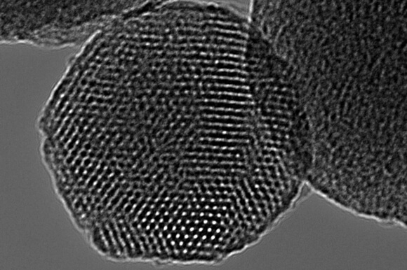 The researchers made two nanoconstructs, embedding iron oxide particles in silicon mesoporous particles (SiMPs), pictured at the top of the page and above, and discoidal polymeric nanoconstructs (DPNs).