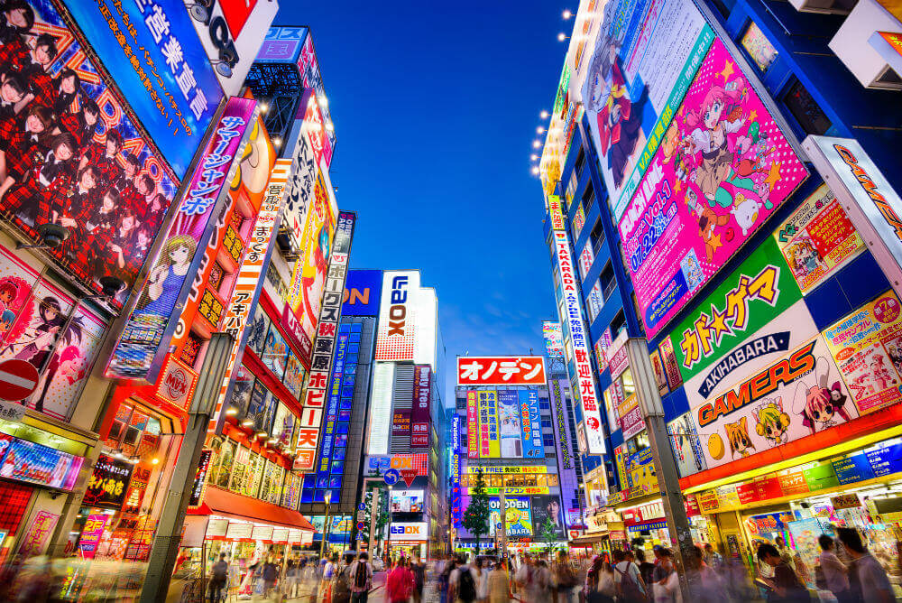 colorful-tokyo-japan-crowds