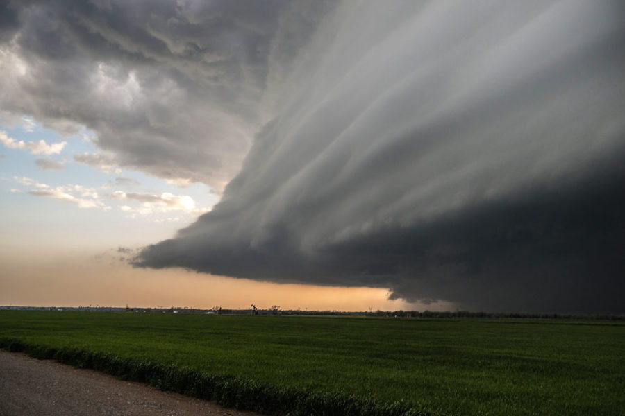 ominous-sculpted-supercell-thunderstorm-advances-over
