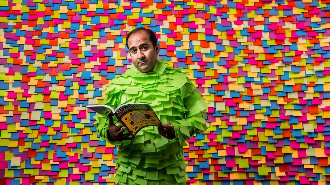 Rohit Bhargava reading with post-its wall background future