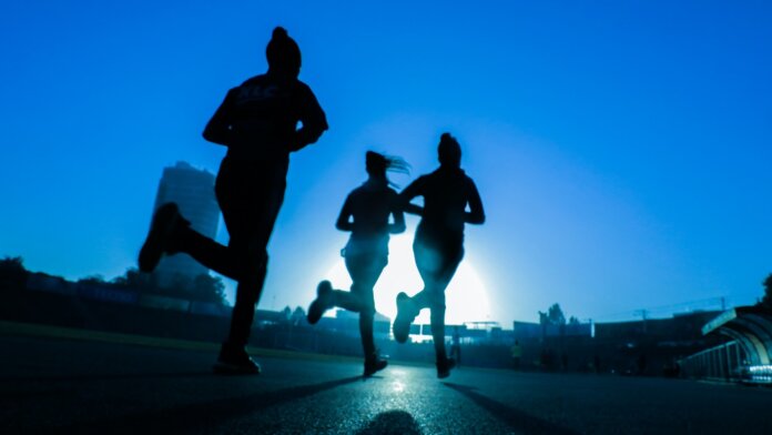 runners outside exercise brain health