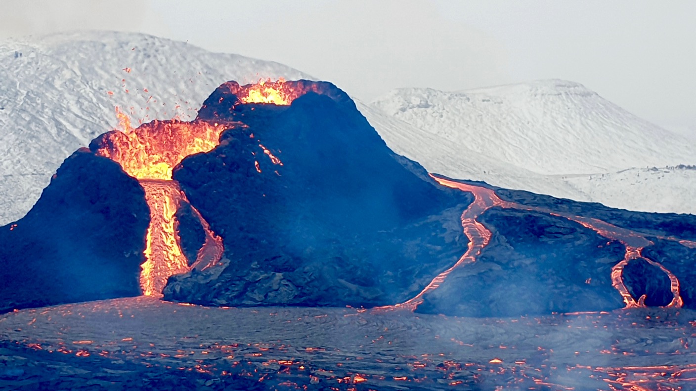 C'est le Début de la Fin - Page 32 Iceland-volcano-eruption-1