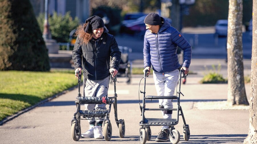 neural implant spinal cord paralysis walking
